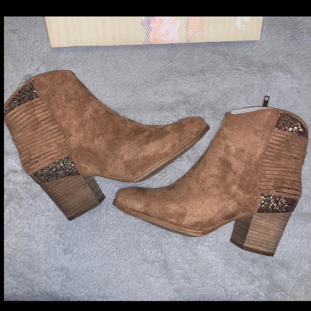 NEW Booties 8.5 - Picture 2 of 8